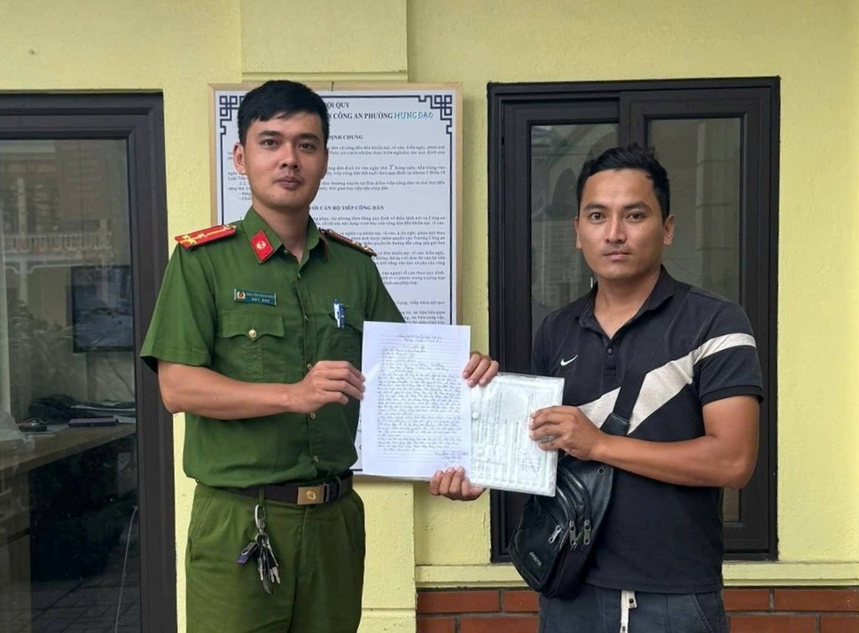 Công an phường Hưng Đạo (Hải Phòng): Kịp thời xác minh, trao trả giấy tờ thất lạc cho người dân